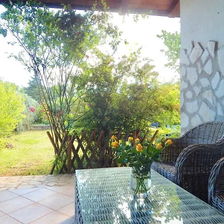Holiday House With Spacious Backyard And Grill / Pet Friendly بيت للعطل