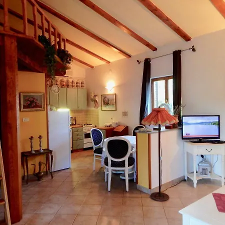 Holiday House With Spacious Backyard And Grill / Pet Friendly
