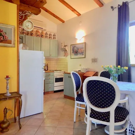 Holiday House With Spacious Backyard And Grill / Pet Friendly *