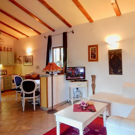 Holiday House With Spacious Backyard And Grill / Pet Friendly