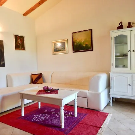 Holiday House With Spacious Backyard And Grill / Pet Friendly بيت للعطل *